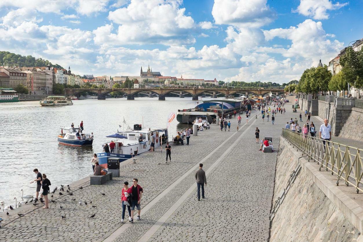Flat 18 Minutes From Vaclavske Namesti Проживання в сім'ї